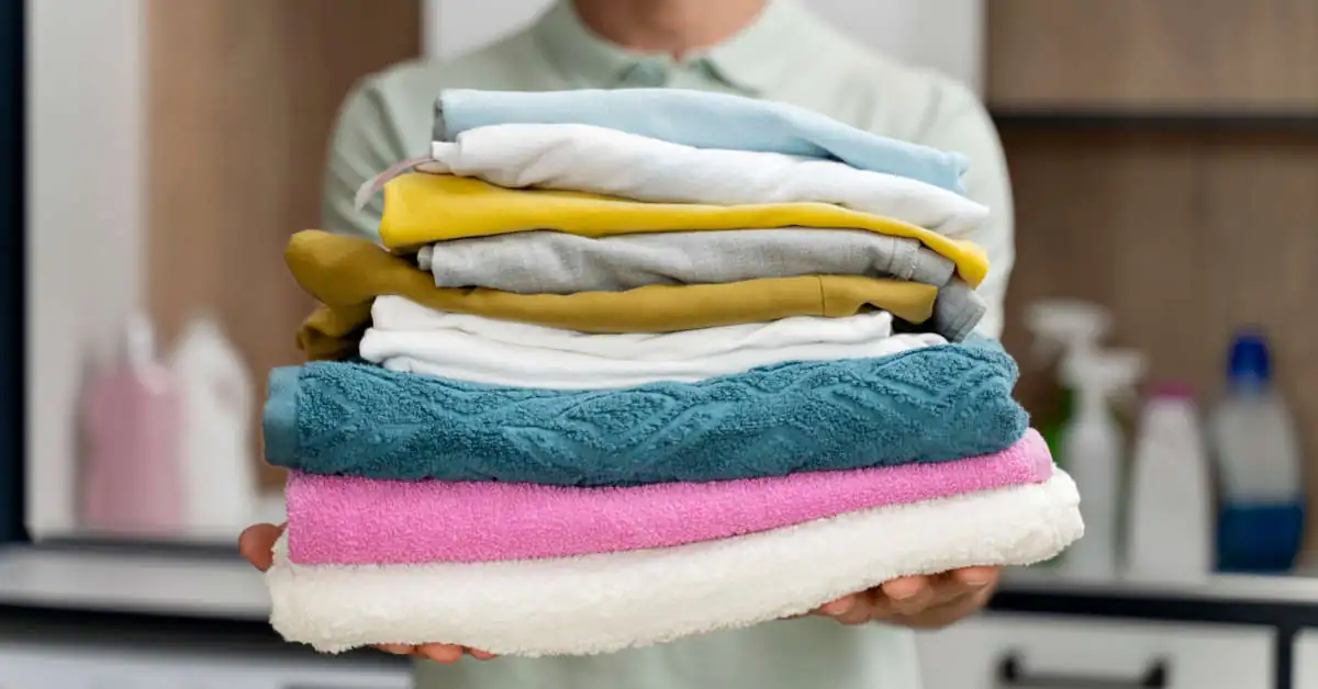 Jak prać wełnę, jeansy i jedwab? O tym musisz pamiętać!