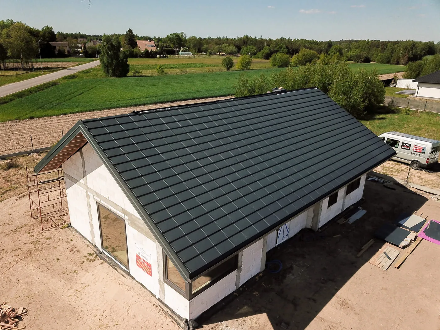 Blachodachówki jako pokrycie dachu – jak wybrać trwałe i funkcjonalne rozwiązanie