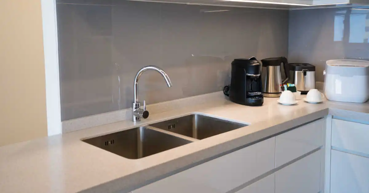 Zlew jedno- czy dwukomorowy? Jak dopasować go do mebli kuchennych?