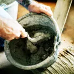 Jak zrobić wylewkę betonową na ziemi?