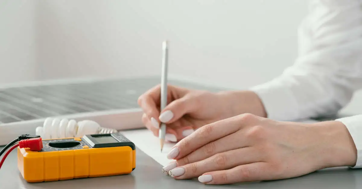 Protokół odbioru instalacji elektrycznej – co musi zawierać i kto może go wystawić?