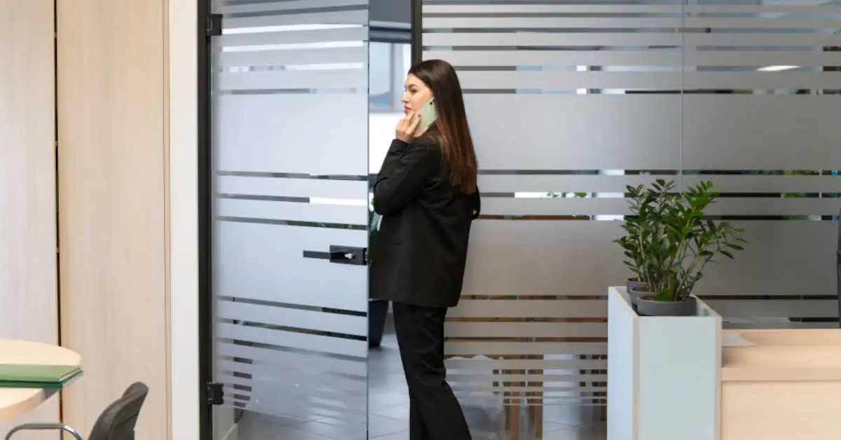 Jak zamontować drzwi szklane mocowane na futrynie?