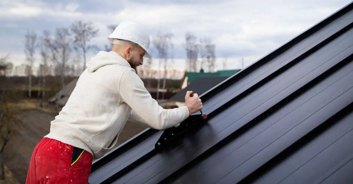 Ile kosztuje malowanie dachu? Średnie ceny na 2026 rok