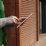 Kodowanie pilota do bramy – ile kosztuje i jak zrobić to w domu?