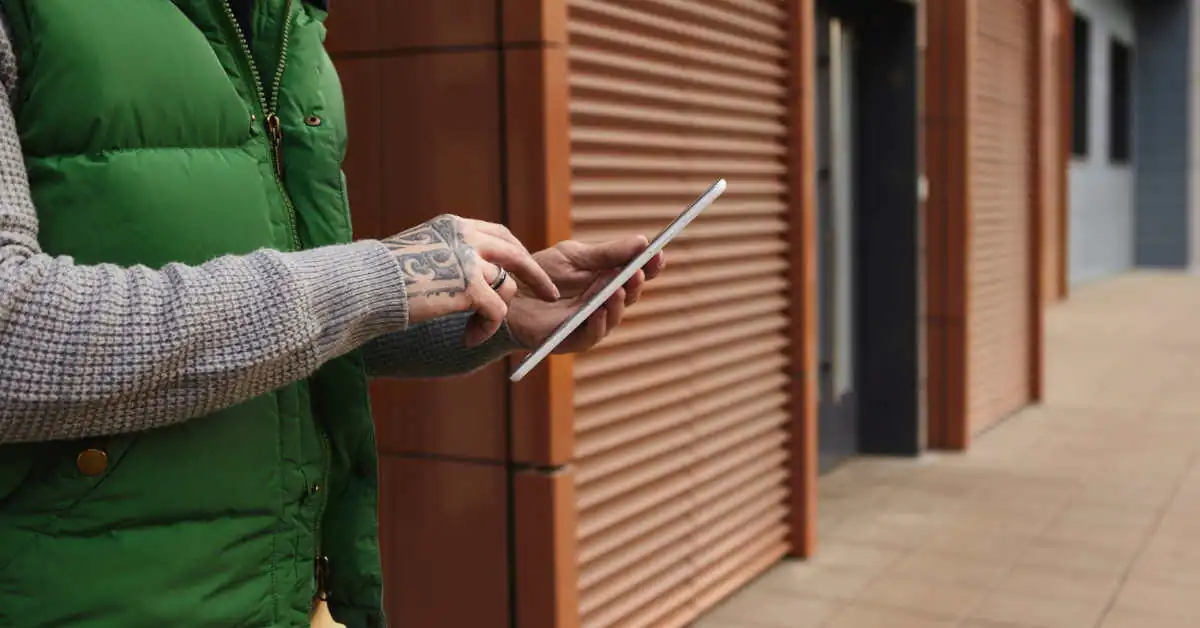 Kodowanie pilota do bramy – ile kosztuje i jak zrobić to w domu?