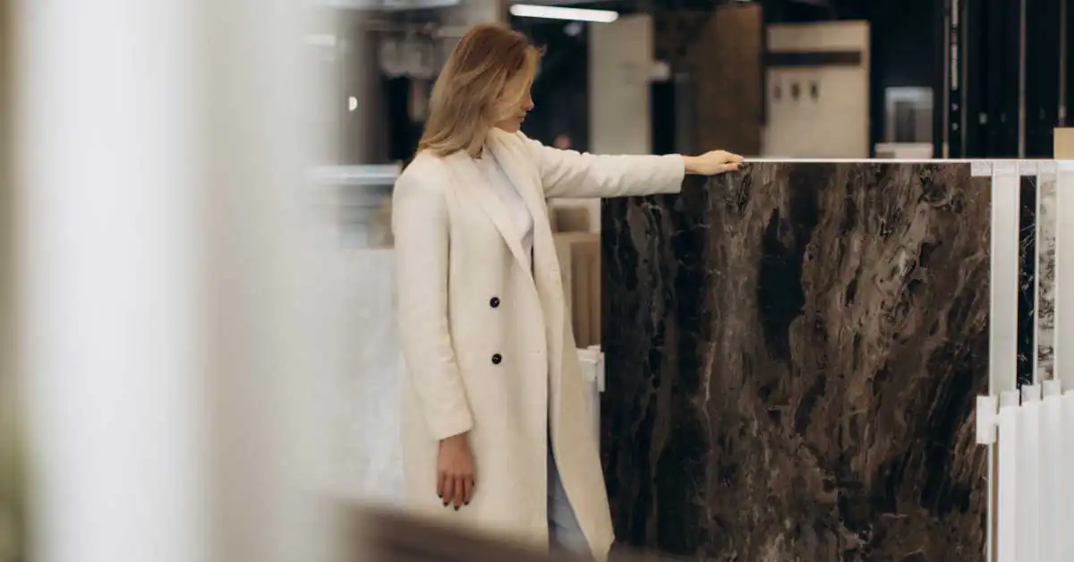 Luksusowy charakter wnętrza – płytki marmurowe i gres w eleganckiej aranżacji