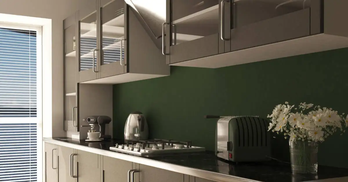 Wieszanie szafek kuchennych na listwie – zrób to sam!