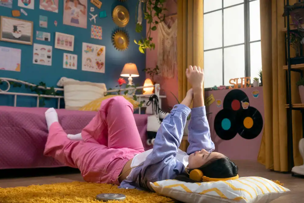 nastolatka w pokoju młodzieżowym