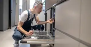 Jak wyczyścić filtr w zmywarce? To zajmie tylko 5 minut!