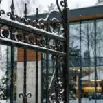 Elementy ogrodzenia kutego – jak nadać posesji niepowtarzalny, elegancki charakter